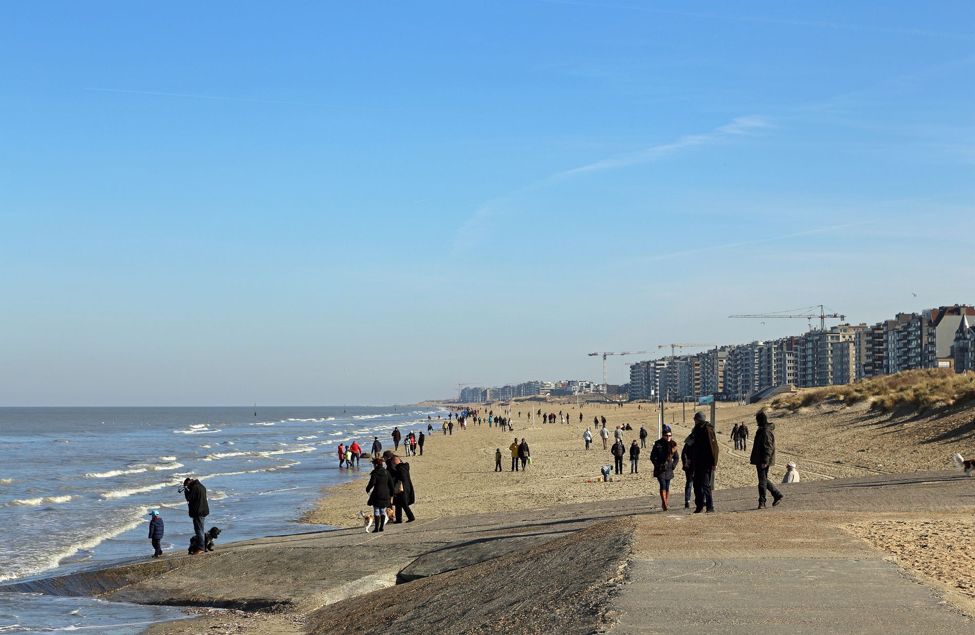 Breed strand van De Panne bij laag water